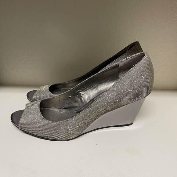 Bandolino Platinum Wedges - Picture 3 of 3